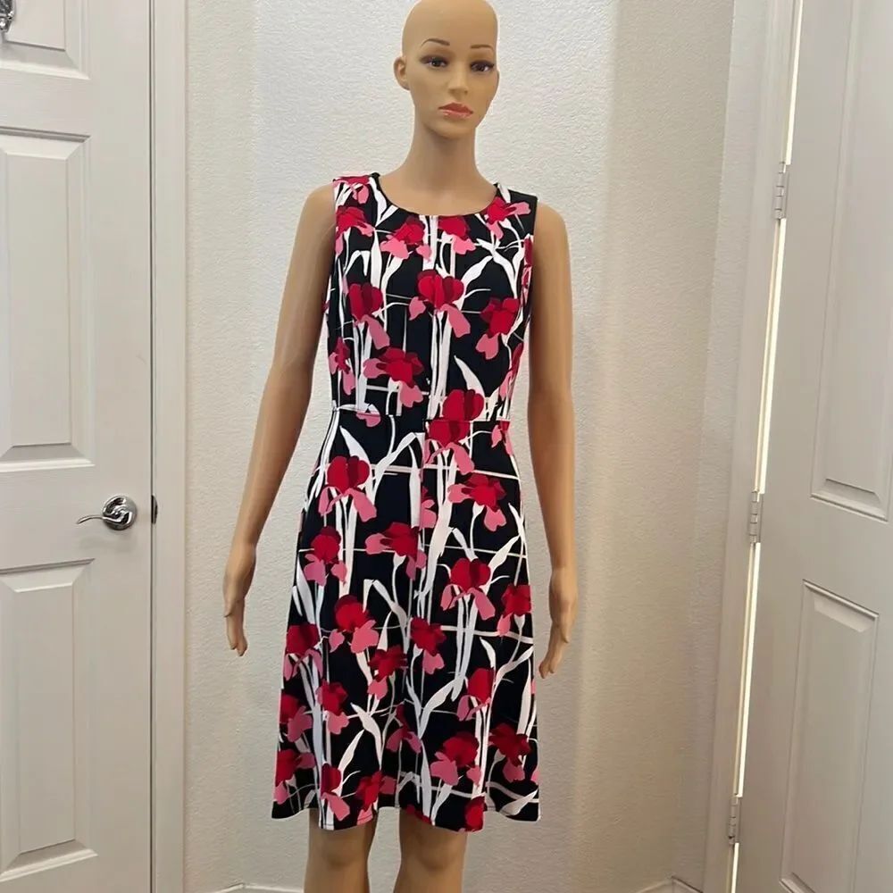 Liz Claiborne Dress Size Small Scoop Neck Short Sleeve Slimming A Line Floral